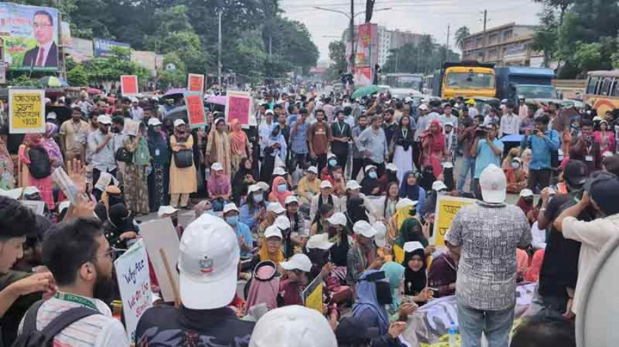 রাজধানীতে শিক্ষার্থী ও শ্রমিকদের সড়ক অবরোধ করে বিক্ষোভ, তীব্র যানজট